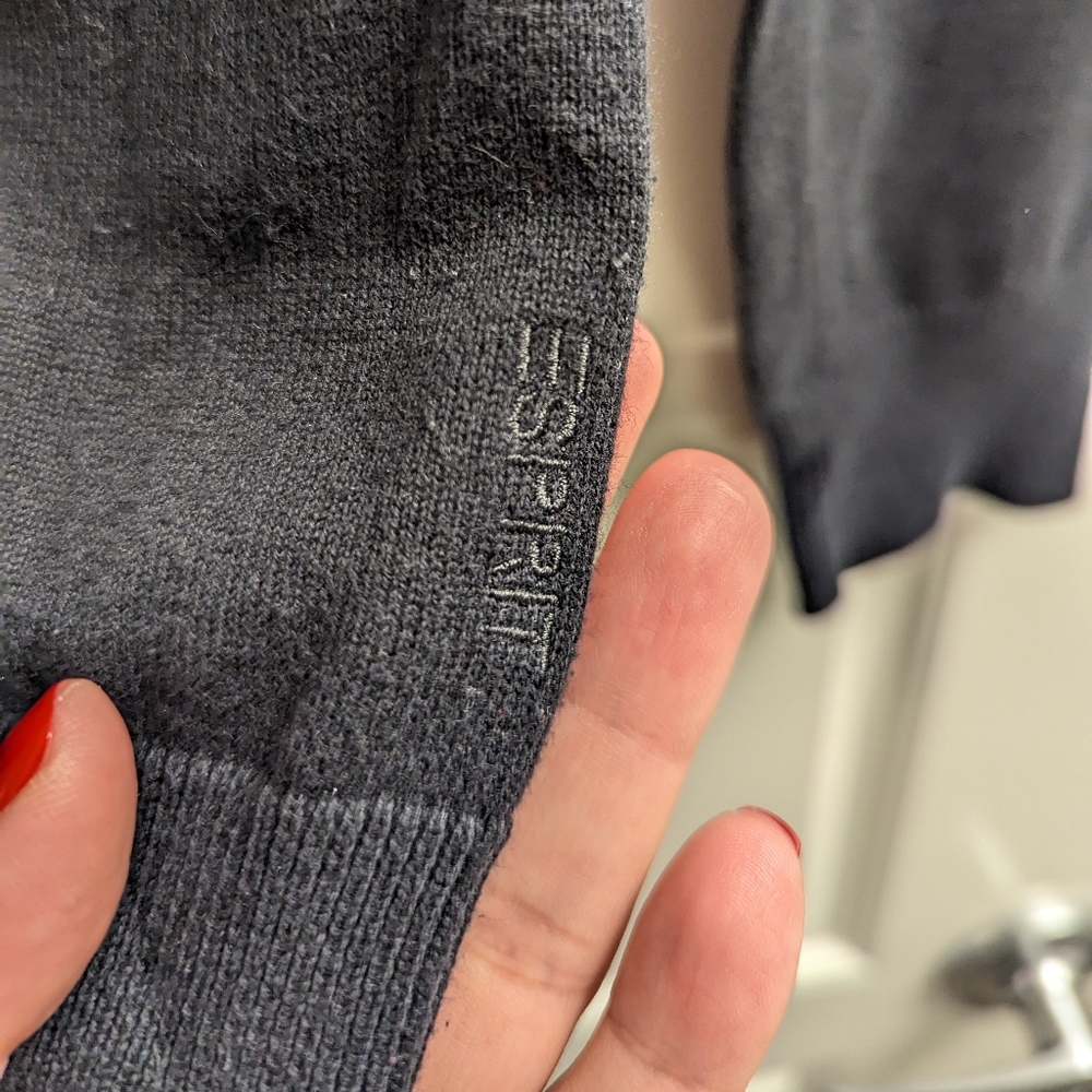 ๐3/$50๐ ESPRIT Long Sleeve V-Neck Sweater - Picture 8 of 8